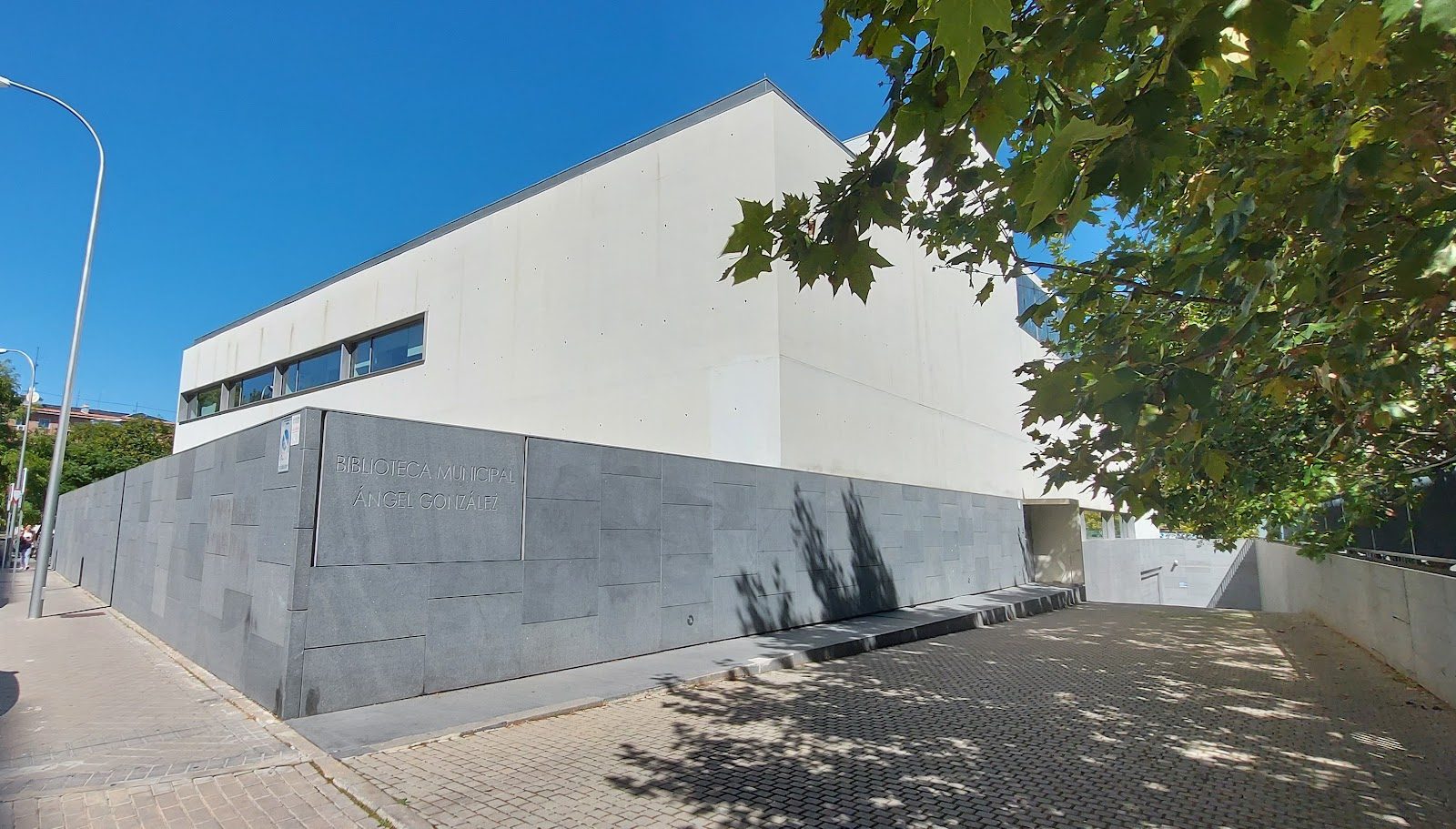 Biblioteca Municipal Ángel González