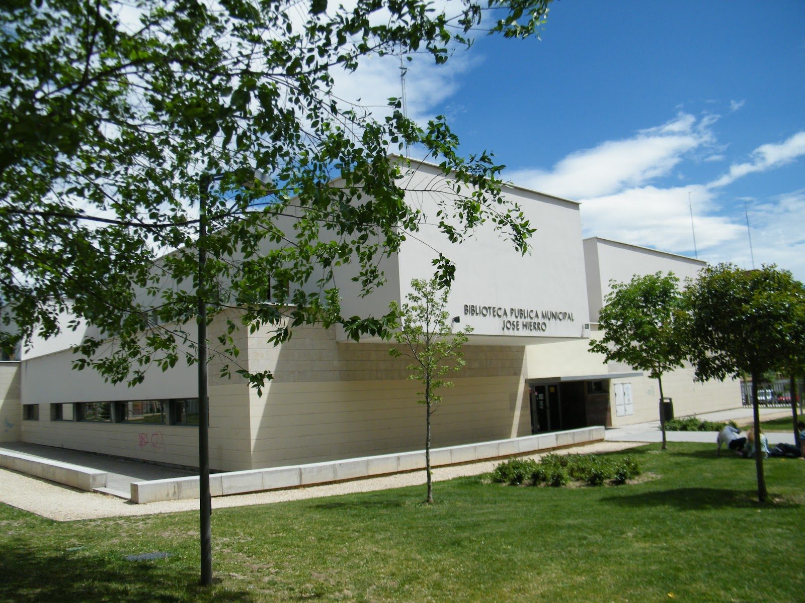 Biblioteca Municipal José Hierro (San Blas)