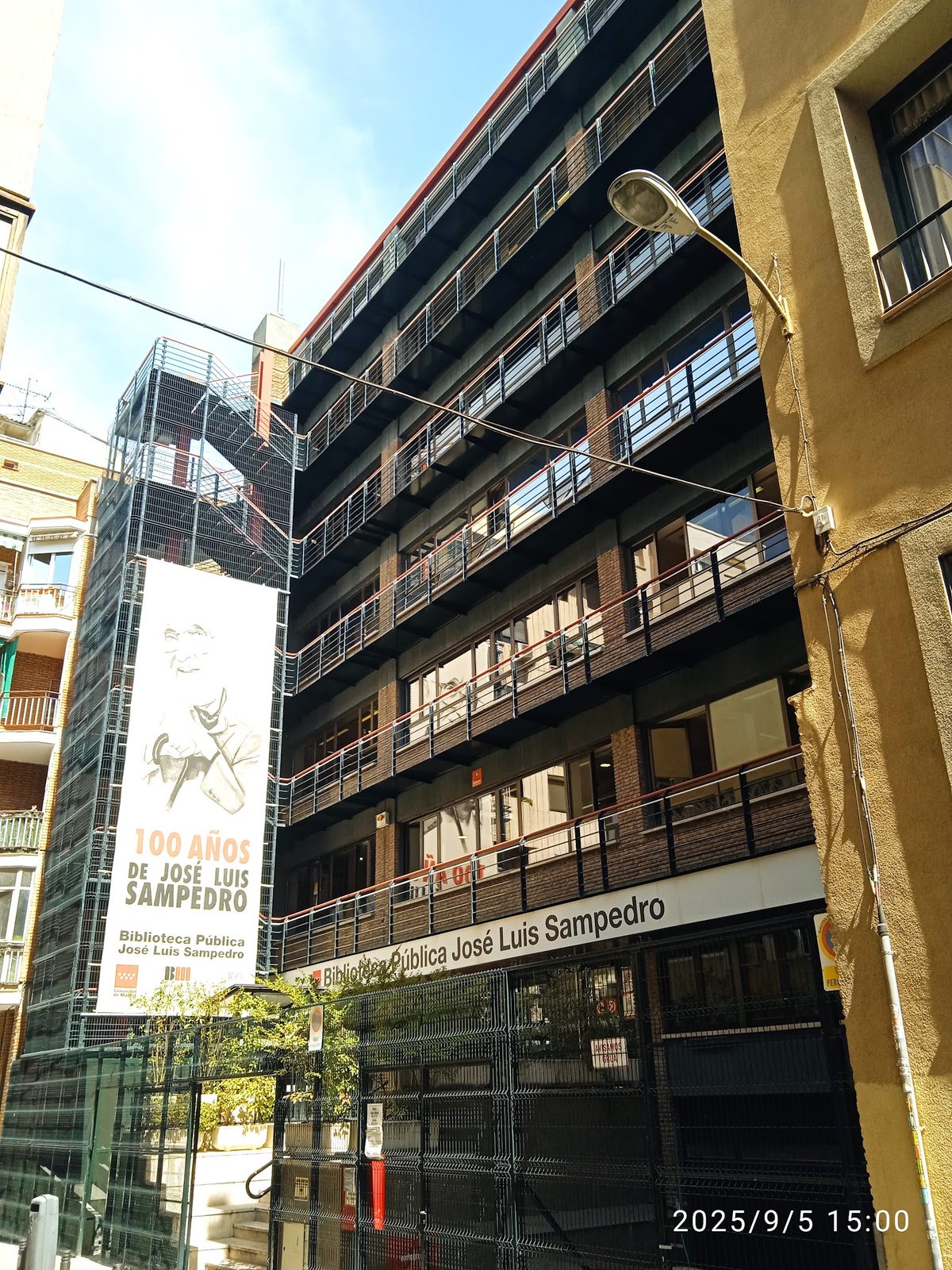 Biblioteca Pública José Luis Sampedro